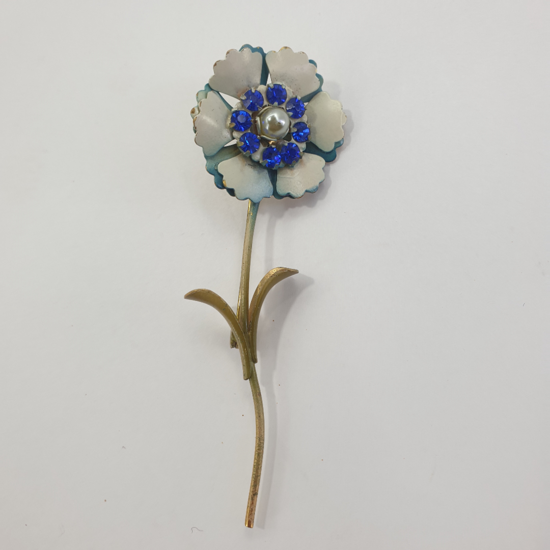 Брошь в виде цветка, инкрустированная синими декоративными камнями. Картинка 1